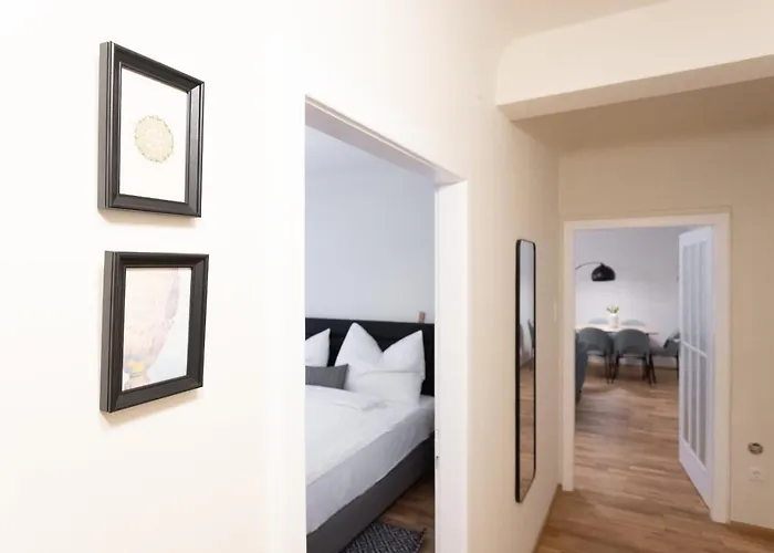 Chic 1-bed By Canal Walk To Historic Centre